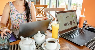 Najlepsze laptopy do pracy zdalnej - ranking wydajności i mobilności